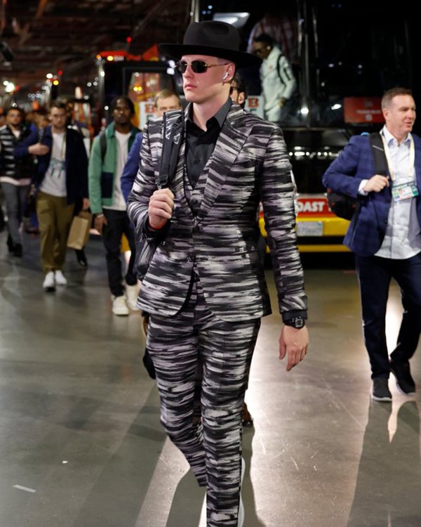 Joe Burrow Arrives at Super Bowl in Outrageous Suit and Very Large Hat