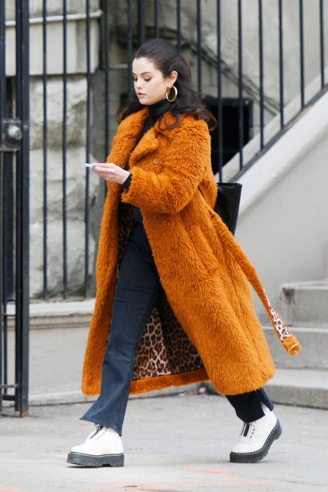 Mabel Mora Only Murders In The Building S01 Selena Gomez Brown Fur Coat.