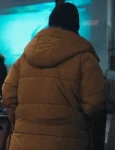 Nivi Pedersen Tv Series True Detective S04 Episode 01 Annie Kowtok Yellow Hooded Puffer Coat.