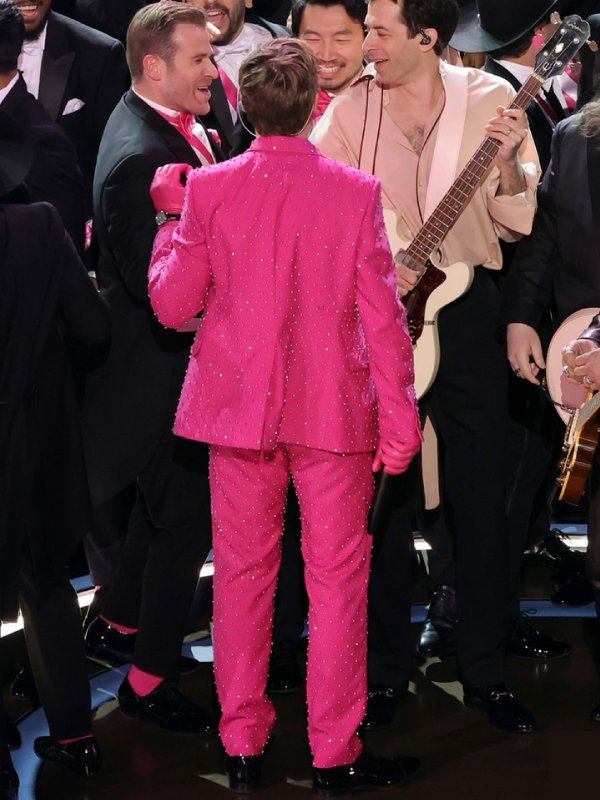 Ryan-Gosling-Oscar-2024-Pink-Suit