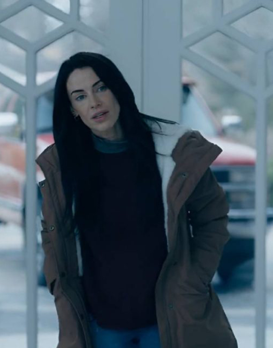 Donna Fendyr Film A Stranger’s Child 2024 Jessica Lowndes Brown Hooded Parka Coat Donna Fendyr Film A Stranger’s Child 2024 Jessica Lowndes Brown Hooded Parka Coat