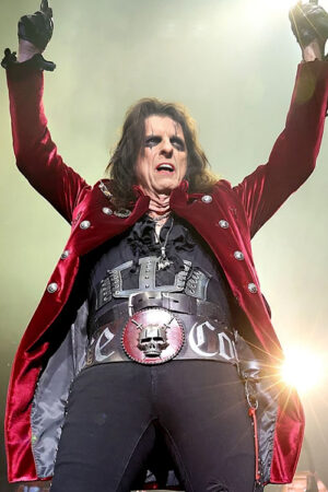 Concert-2024-Alice-Cooper-Red-Velvet-Coat-2k24